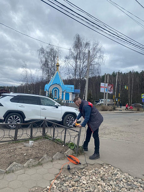 В Суховке парень устроил в клумбе огород 